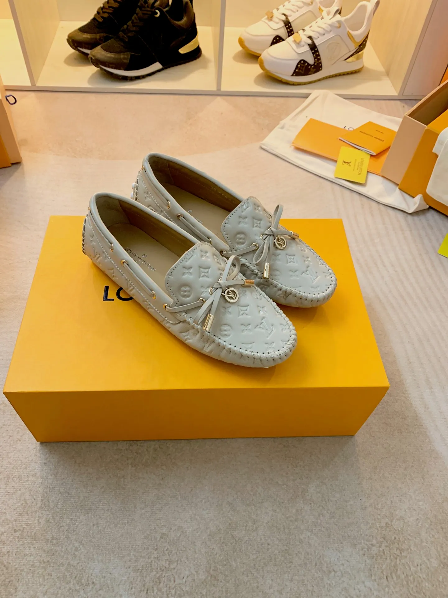 p460💰Couple model❤️🇫🇷 𝙇𝙤𝙪𝙞𝙨 𝙑𝙪𝙞𝙩𝙩𝙤𝙣 🇫🇷Louis Vuitton 2023 Classic𝓛𝓿 𝓣𝓻𝓪𝓲𝓷𝓮𝓻 Sports Series ➪➪➪¯ [Arizona Doudou Shoes Series] ▪️▪️▪️Arizona slip-on shoes are made of Monogram Eclipse canvas. Its hand-painted and dyed edges and hand-sewn uppers fully demonstrate Louis Vuitton's traditional shoemaking craftsmanship. This slip-on shoe is very lightweight. The integrated tongue and upper make it particularly comfortable and flexible. The soft outsole is equipped with rubber padding. Decorated with matching sash. Detailed features: ☑️Monogram Eclipse canvas ☑️Black Eclipse pattern ☑️Hand-painted shoe edges ☑️Hand-sewn uppers (each pair takes time to process) ☑️Integrated tongue and upper construction ☑️Outsole equipped with rubber lining ☑️size: 35_46